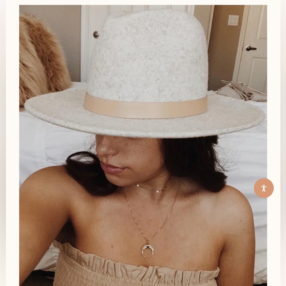 Lack of color. The Mack. Gently used. Great condition 
56cm (S) / Light Grey/Tan